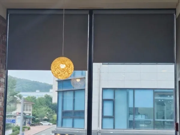청주 오창 양청리 빌라 원룸 시공 전 모습, 창 전체를 가리지 못하는 기존 롤블라인드